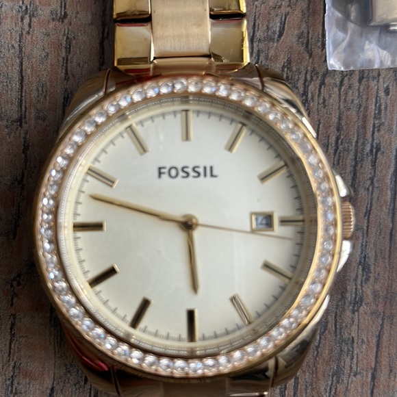 Cute gold Fossil Watch - Picture 3 of 4